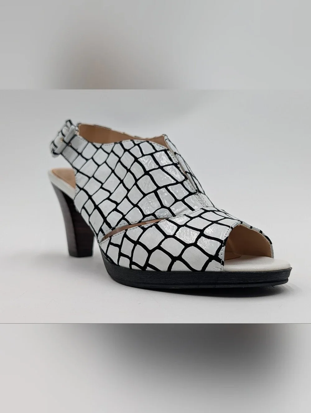 Bella Vita Size 7M Croc-Embossed Leather Slingback Sandal White & Black Peep Toe